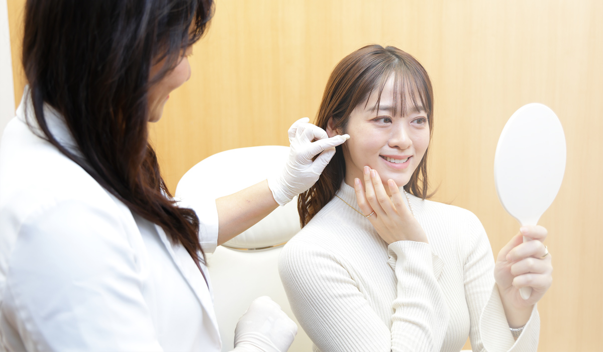 笑顔あふれる外来、しっかり話を聞く診療
