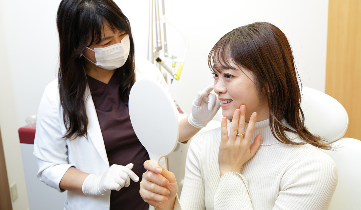 実際に触れて診る、正しい薬の塗り方を説明