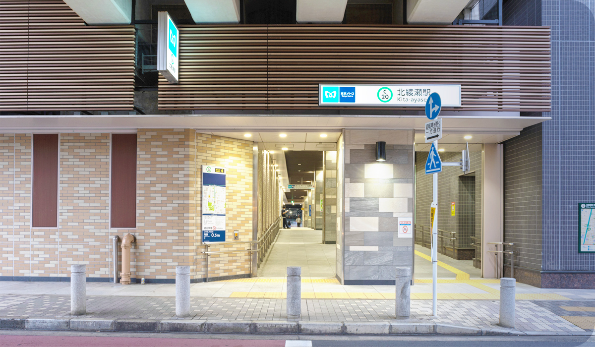 ららテラス北綾瀬内の通いやすい立地大型の駐車場を完備